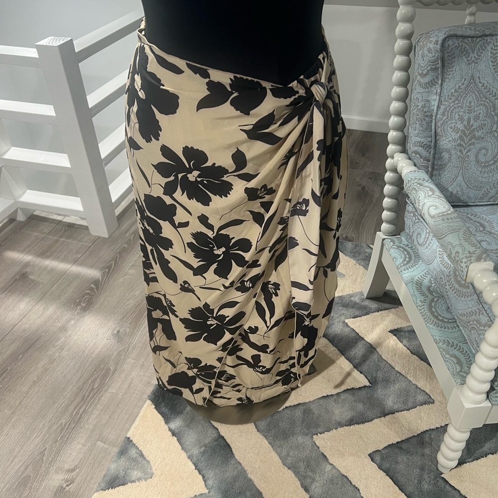 SHEIN Curve Black and Cream Floral Skirt